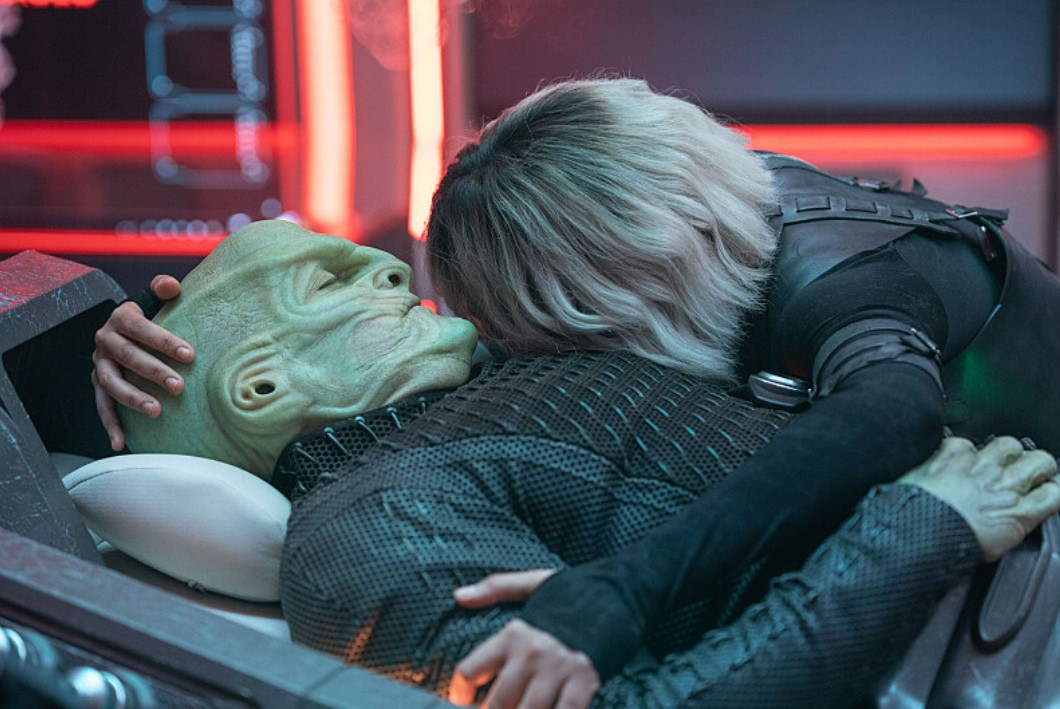 Elias Toufexis as L’ak and Eve Harlow as Moll in Star Trek: Discovery